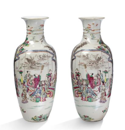 CHINE XXe siècle Paire de vases balustres en porcelaine et émaux de la famille rose,...