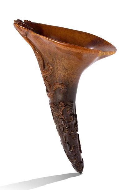 CHINE XVIIIe siècle Coupe libatoire en corne de rhinocéros, en forme de corne d'abondance,...