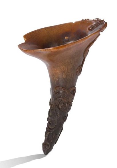 CHINE XVIIIe siècle Coupe libatoire en corne de rhinocéros, en forme de corne d'abondance,...
