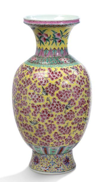 CHINE DEUXIÈME MOITIÉ DU XXe SIÈCLE Vase balustre en porcelaine et émaux de la famille...