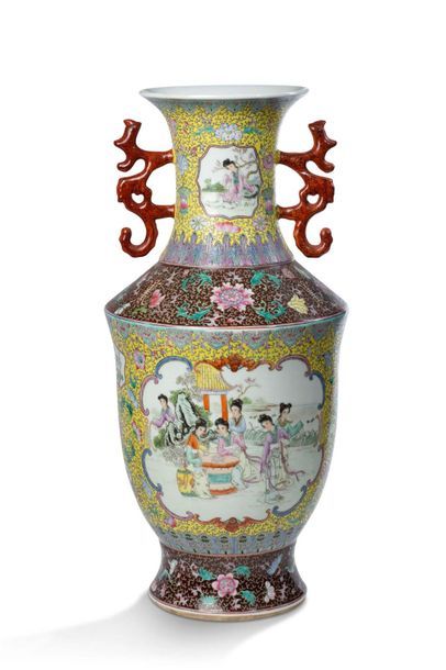 CHINE DEUXIÈME MOITIÉ DU XXe SIÈCLE Vase balustre en porcelaine et émaux de la famille...