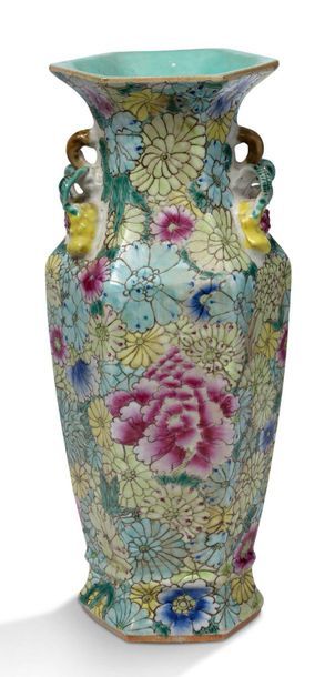 CHINE début XXe siècle Vase hexagonal en porcelaine de la famille rose avec un col...