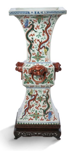 CHINE XXe siècle Vase Gu quadrangulaire en porcelaine et émaux de la famille verte...