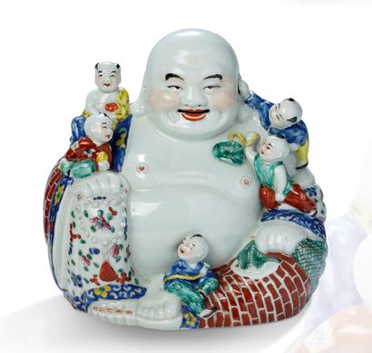CHINE XXe siècle Sujet en porcelaine polychrome représentant
Milefo assis, souriant,...