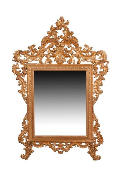 Miroir de forme rectangulaire Miroir de forme rectangulaire en bois mouluré sculpté...