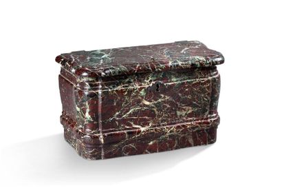 Grande boîte en marbre Campan Grande boîte en marbre Campan de forme contournée à...