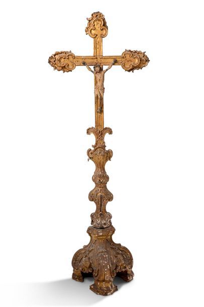 Christ en bronze polychrome Christ en bronze polychrome sur sa croix en bois doré,...