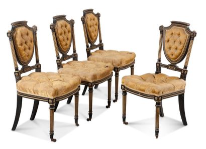 SUITE DE QUATRE CHAISES Suite de quatre chaises


en bois noirci et doré à dossier


écusson...