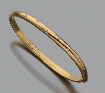 TIFFANY & CO Bracelet "jonc". Diamants, or 18k (750).
Signé, dans son écrin
Diam.:...