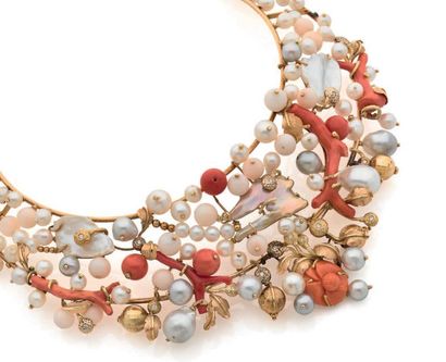 null NECKLACE made of coral, pearls, mother-of-pearl, diamonds, 18k gold (750). Missing
Pb:...