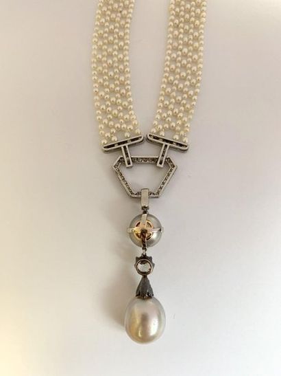 null JUMP "PERLES FINES"
Bayadère, braided fine pearls retaining a diamond, fine...