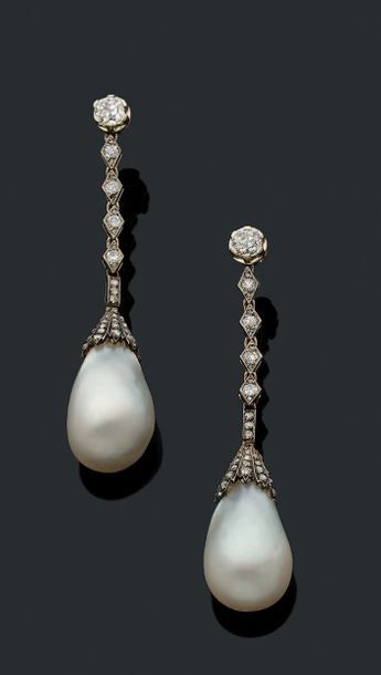 null PAIRE DE PENDANTS D'OREILLES "PERLES FINES"
Perles fines de taille poire, diamants,...