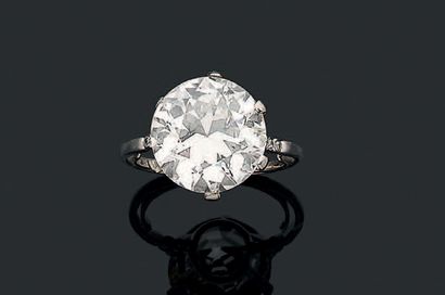 VAN CLEEF & ARPELS 
Bague "solitaire" Diamant rond taille brillant, petits diamants,...