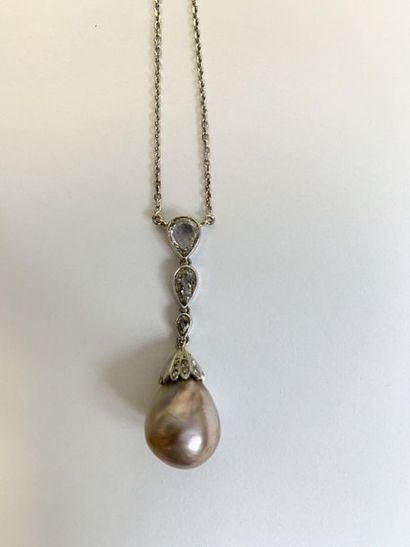 null NECKLACE "PERLE FINE" Fine
pearl and old cut drop shape diamonds, platinum (950).
L....
