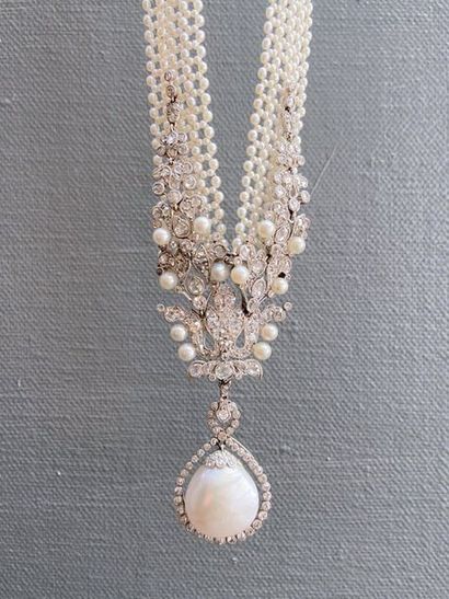 null SAUTOIR "BAYADÈRE"
Ruban de perles fines, motif central diamants de taille ancienne...