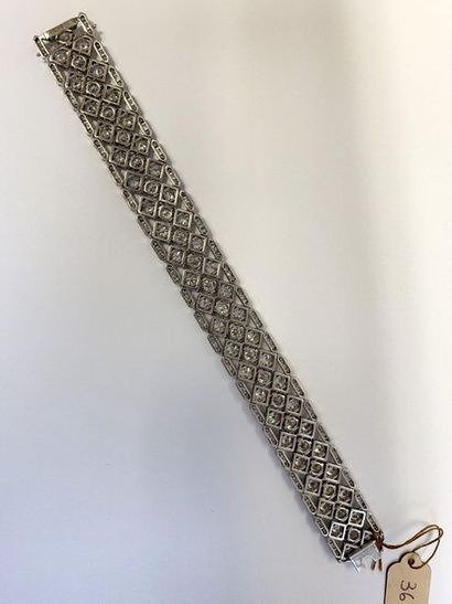 GUBELIN Bracelet - montre joaillerie, diamants ronds et baguettes, platine (850)....