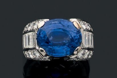 null 
戒指 "SAPHIR" 椭圆形蓝宝石，明亮式切割和长方形钻石，铂金（850）。Td: 52 - Pb: 30.4 gr.附有LFG证书N°30616...