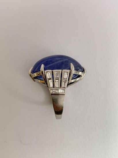 BOUCHERON Sapphire ring.
Cabochon sapphire, baguette diamonds, platinum (950) and...