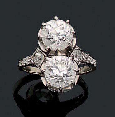 null RING "TOI & MOI" Antique cut
diamonds, 18k gold (750), and platinum (850).
Weight...