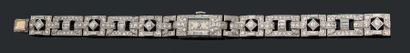 null MONTRE DE DAME Diamants ronds et baguettes, or 18k (750) et platine (950).
L.:...