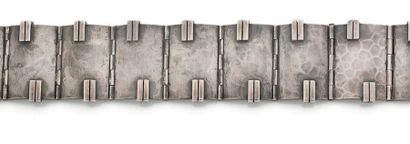 Jean Després Large modernist bracelet, hammered silver (
<800). Signé, poinçon de...