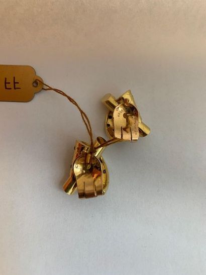 VAN CLEEF & ARPELS Pair of ear clips.
Sapphires and 18k gold (750). Signed, numbered.
Hallmark...