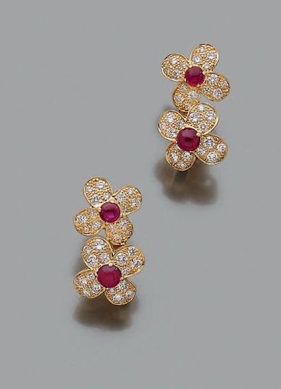 VAN CLEEF & ARPELS Paire de motifs d'oreilles fleurs " Cosmos".
Diamants, rubis,...