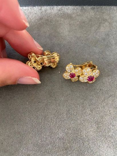 VAN CLEEF & ARPELS Paire de motifs d'oreilles fleurs " Cosmos".
Diamants, rubis,...