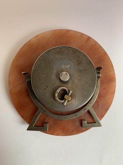 TIFFANY & CO Pendulette ronde de table. Agate (?), cadran guilloché argenté à chiffres...