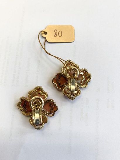 MAUBOUSSIN Paire de motifs d'oreilles "fleur". Corail, diamants, or 18k (750) et...