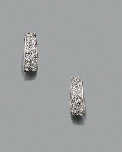 null PAIRE DE CLIPS D'OREILLES Diamants ronds et platine (950).
H.: 1.3 cm env. -...