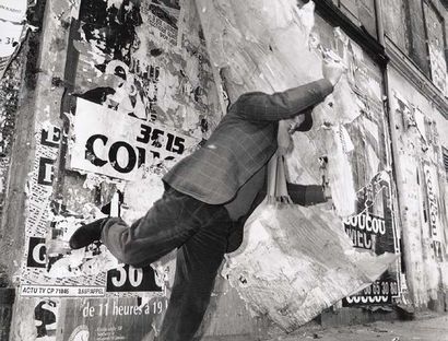Jacques VILLEGLE (né en 1926) Rue de Rennes, juillet 1987
Affiches lacérées contrecollées...