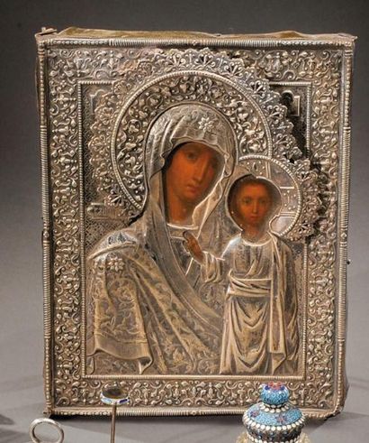 null Icône de la Vierge à l'enfant avec un oklad en argent décorée de rinceaux feuillagés...