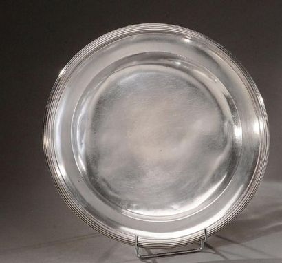 null Plat rond en argent, bordure à filets. Poids : 920 g.