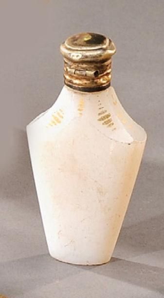 null Flacon en opaline blanche, monture en vermeil XIXème siècle H:6, 3 cm