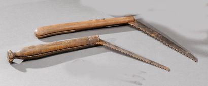 null Deux scies pliables en bois et fer 19ème siècle H fermée: 22 cm (accident à...