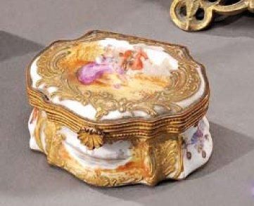 null Petite boîte contournée en porcelaine Monture en laiton 20ème siècle H: 3- L:...