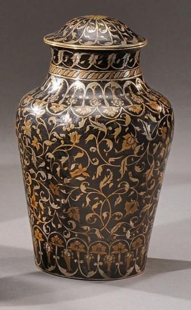 null Vase balustre en métal émaillé et gravé à décor de feuillage Iran vers 1900...