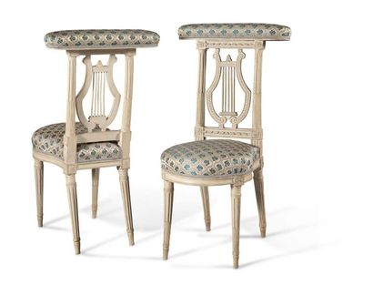 null PAIR OF DECKCHAIRS in cream lacquered wood, moulded and carved. The openwork...