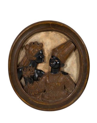 null PAIRE DE MÉDAILLONS en bois sculpté peint à décor en bas relief d'un couple...
