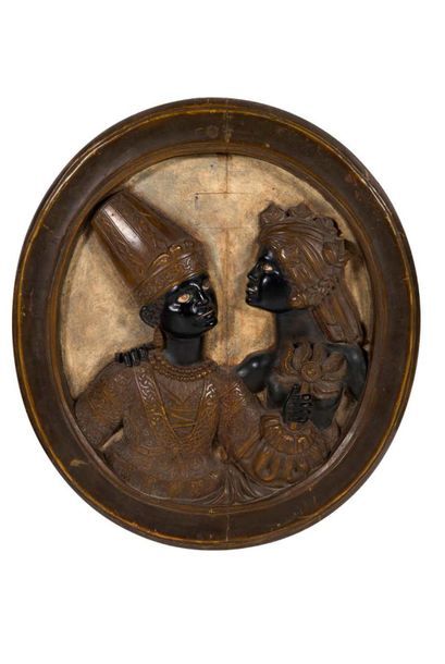 null PAIRE DE MÉDAILLONS en bois sculpté peint à décor en bas relief d'un couple...