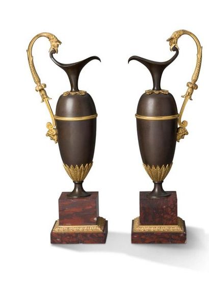 Attribué à Claude GALLE (1759-1815) 
Rare paire d'aiguières aux griffons de forme...