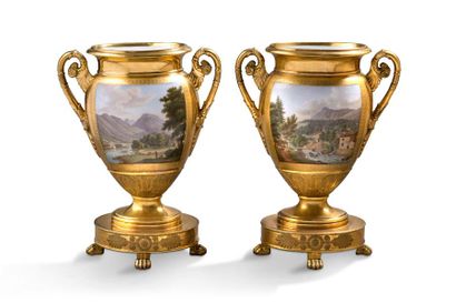 PARIS 
Paire de vases ovoïde en porcelaine de Paris aux Paysages sur fond or. Ils...