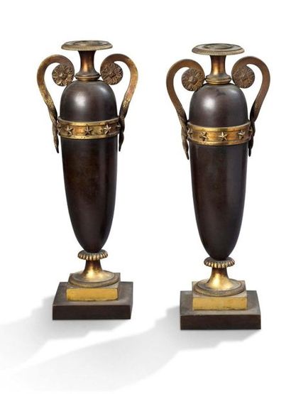 D'APRÈS UN MODÈLE DE CLAUDE GALLE (1759-1815) 
Paire de vases en forme d'amphores...
