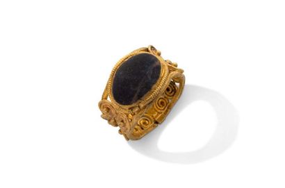 null FINE RING in filigree gold decorated with windings and granulation. It is set...