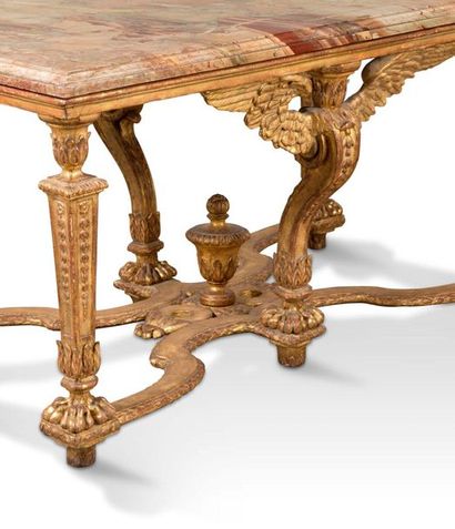 null TABLE DE MILIEU LOUIS XIV en bois sculpté et doré reposant sur quatre montants...