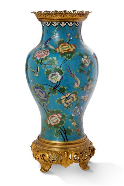 CHINE, XIXe siècle Vase balustre en bronze et émaux cloisonnés à décor polychrome...