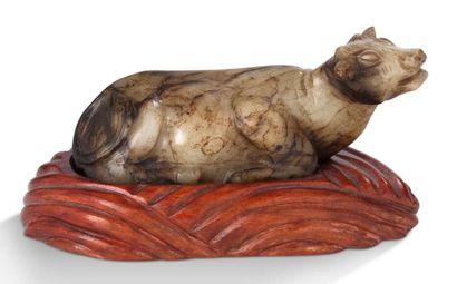 CHINE Buffle en serpentine veinée de brun, avec son socle en bois sculpté.
L. 13,5...