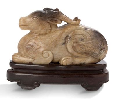 CHINE Beige brown jade subject, representing a lying ram.
Dim. 9,5 x 6 cm

晚
清 玉...