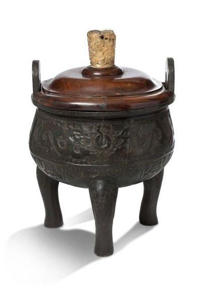 CHINE Brûle-parfum tripode Ding en bronze de patine brune, à décor archaïsant, la...